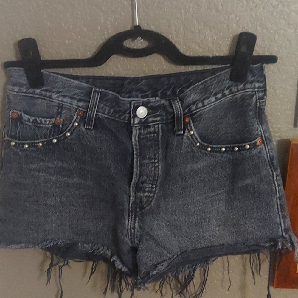 Levi’s 501 High Rise Black Cutoffs ☆ Raw Hem Denim Jean Shorts Women's Size 30